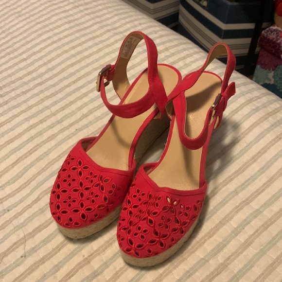 Women’s Skechers Eyelet Turtledove Pattern Red Espadrilles Size 9 - Picture 2 of 7
